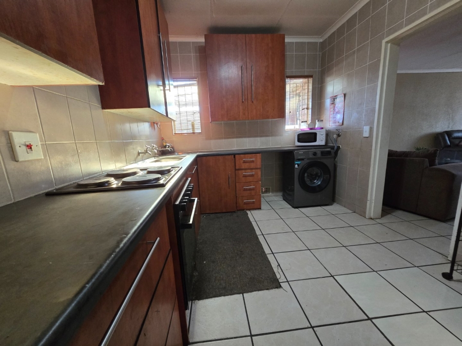To Let 2 Bedroom Property for Rent in Kannoniers Park North West
